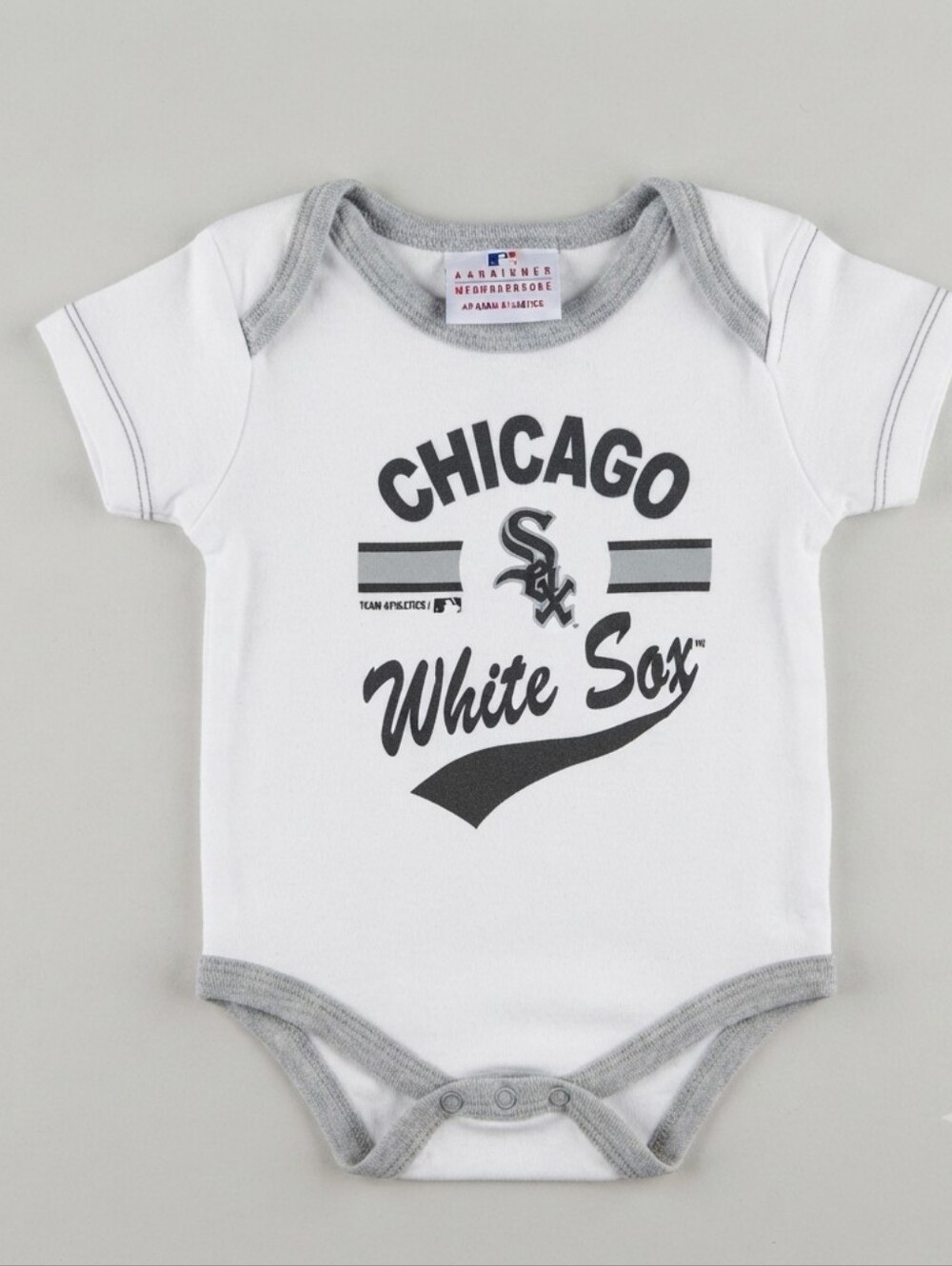Genuine Merchandise 3-6M White and Gray Chicago White Sox Bodysuit